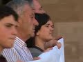 una marcha ciudadana ha secundado la convocatoria de la plataforma nafarroa bizirik! por el centro de pamplona. un nutrido cortejo de grupos de danzas, fanfarres, laialaris, navarros de todas las merindades, incluidas las de la costa, una nube de banderas navarras han caminado entre una representaci�n de la sociedad navarra en respuesta al llamamiento y como adhesi�n al manifiesto 