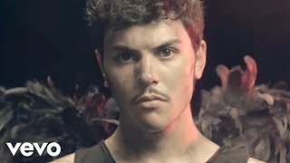 Esce "Scusa", il nuovo video di Izi diretto da Cosimo Alemà.