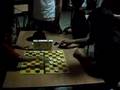Giovane di 8 anni gioca a dama internazionale "blitz"
