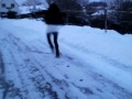 Die behinderten 3 auf dem Weg zum Zigarettenautomaten.