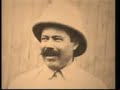 Doroteo Arango Arámbula (más conocido como Pancho Villa) fue uno de los jefes de la Revolución mexicana, cuya actuación militar fue decisiva para la derrota del régimen de Victoriano Huerta.En 1910 se unió al movimiento maderista, primero a través de su compadre Eleuterio Soto, y después mediante Abraham González, con quién tenía ligas comerciales. El 17 de noviembre de 1910 atacó la Hacienda de Cavaría; ese mismo día se dedicó a reclutar gente para sus tropas desde un principio. En la lucha armada maderista se distinguió por su audacia y organización.En Columbus, los villistas al mando del general Ramón Banda Quesada atacaron un destacamento de caballería del ejército estadounidense, confiscaron 100 caballos y mulas, incendiaron el pueblo y mataron a 17 estadounidenses y 67 mexicanos. Más de 100 villistas murieron en el ataque. Esta fue la segunda vez que el territorio de EE. UU. fue atacado por fuerzas de otro país.Poco a poco Villa se fue convirtiendo de nuevo en un guerrillero y su actividad se limitó cada vez más por la escasez de armas. Así se mantuvo de 1917 a 1920, salvo un periodo de resurgimiento, cuando Felipe Ángeles volvió al país para luchar al lado de Pancho Villa. Adolfo de la Huerta, al asumir la presidencia interina del país como fruto del movimiento de Agua Prieta, gestionó la rendición de Pancho Villa.El 26 de junio de 1920, Villa firmó los convenios de Sabinas, obligándose a deponer las armas y a retirarse a la Hacienda de Canutillo, Durango, que el gobierno le concedió en propiedad por servicios prestados a la revolución.A partir de 1920, Villa se dedicó a administrar la Hacienda de Canutillo. Desde entonces comenzó sistemáticamente a recuperar los tesoros que tenía ocultos en diversos escondites (el mito popular es que lo juntó todo en una cueva oculta de la Sierra Madre). Villa hacía excursiones solitarias a la montaña, a veces durante varios días. Entretanto, Álvaro Obregón fue elegido presidente de México. Cuando el nuevo presidente Obregón había consolidado su posición, algunos planes para librarse de Pancho Villa fueron tolerados o abiertamente promovidos por el gobierno y ante el temor de que Pancho Villa nuevamente se levantara en armas durante la Rebelión delahuertista, se decide matarlo. Mediante una emboscada organizada por la policía secreta o por pistoleros a sueldo de familiares de antiguas víctimas de Villa, fue asesinado a tiros el famoso bandolero transformado en general revolucionario.Era la tarde del día 20 de julio de 1923, cuando Pancho Villa murió en su coche, alcanzado por 47 balas de pistola cuando se dirigía a una fiesta familiar en la famosa Ciudad de Parral, tierra donde se había establecido.Tiempo antes de morir, ya retirado de la milicia, Villa se fue a vivir a Hidalgo del Parral (en el estado de Chihuahua) para pasar el resto de su vida, y según sus propias palabras comentaba con frecuencia 