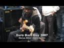 Marcus Miller allo stand Epifani durante l'Euro Bass Day, il Festival del Basso e del Bassista.