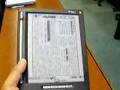 電子ペーパーで新聞をめくると...