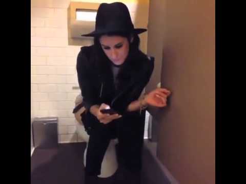 peeing girls