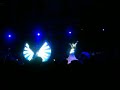 Ekşi Sözlük  zirvesindeki  Bedük, Electric Girl söylerken dansçıların performansı: http://www.youtube.com/watch?v=7VCJa8yPpBw