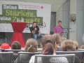 kein aktionstag ohne aktionen. klar.
nach dem b�hnenstart am morgen lie�en jrk�ler logobedruckte riesenb�llen durch das laga-gel�nde rollen, um besucher auf die kampagne aufmerksam zu machen. die laga-besucher schrieben ihre w�nsche f�r die kinder und jugendlichen auf die b�lle.
an einer bastelstation konnten die laga-besucher anti-stressb�lle aus kampagnenluftballons herstellen. auf einer leinwand hinterlie�en kinder ihre farbigen handabdr�cke und schrieben dazu, was sie sich f�r ihre zukunft w�nschen. au�erdem befand sich auf dem gel�nde ein stolperstein aus einem kartonhaufen, unter dem eine schaufensterpuppe begraben lag. auf den kartons stand, was kindern und jugendlichen druck bereitet und das mit elternspr�chen, die jede/r kennt (?das schaffst du nie!