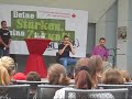 kein aktionstag ohne aktionen. klar.
nach dem b�hnenstart am morgen lie�en jrk�ler logobedruckte riesenb�llen durch das laga-gel�nde rollen, um besucher auf die kampagne aufmerksam zu machen. die laga-besucher schrieben ihre w�nsche f�r die kinder und jugendlichen auf die b�lle.
an einer bastelstation konnten die laga-besucher anti-stressb�lle aus kampagnenluftballons herstellen. auf einer leinwand hinterlie�en kinder ihre farbigen handabdr�cke und schrieben dazu, was sie sich f�r ihre zukunft w�nschen. au�erdem befand sich auf dem gel�nde ein stolperstein aus einem kartonhaufen, unter dem eine schaufensterpuppe begraben lag. auf den kartons stand, was kindern und jugendlichen druck bereitet und das mit elternspr�chen, die jede/r kennt (?das schaffst du nie!