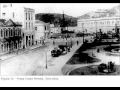 viaje conosco nesses 500 anos da hist�ria capixaba.

as caracter�sticas geogr�ficas exerceram grande influ�ncia no desenvolvimento urbano da cidade de vit�ria. em princ�pios deste s�culo, espremida entre o mar e as eleva��es, a malha urbana caracterizou-se como uma faixa estreita e alongada, mais ou menos delimitada em seu comprimento pelo forte s�o jo�o e pela cidade de palha, hoje vila rubim. muitas casas comerciais davam para o mar sendo lambidas nos fundos por ele, e em sua extens�o podiam-se ver in�meros cais.

nessa �poca, com ruas tortuosas e estreitas, a cidade carecia de servi�os essenciais. os chafarizes e mananciais, cujas �guas para abastecerem precariamente as moradias e casas comerciais existentes precisavam ser transportadas �s custas da popula��o, eram escassos e limitados. a ilumina��o p�blica era bastante deficiente deixando a cidade quase �s escuras. em termos de instala��es sanit�rias e transporte coletivo eram tamb�m evidentes as car�ncias. os dejetos, recolhidos de casa em casa, eram levados em barricas e lan�ados ao mar. o transporte da popula��o constitu�a-se de bondes de tra��o animal sendo, portanto, bastante deficiente tamb�m.

edi��o e dire��o: f�bio piraj�
fotos: arquivos municipal e estadual, vit�ria futebol clube, allen morrison (colecionador), cristina marinato (arquiteta) em estudo sobre os aterros de vit�ria
pesquisa e texto: maria clara medeiros santos neves
m�sicas:
- aracy de almeida com fez bobagem de assis valente
- cansei de pedir com aracy de almeida de noel rosa e m�rio reis

acesse: www.locutor.info
tudo sobre a hist�ria do r�dio