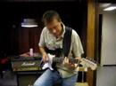 Pappa spelar gitarr