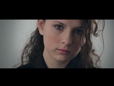 Margaret Island - Egy lány sétál a domboldalon