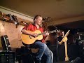 tv� goa snubbar och eminenta musiker, mats ronander & benneth fagerlund, sitter och repar lite inf�r kv�llens vardagsrumsgig
den 27 november 2004.