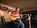 tv� goa snubbar och eminenta musiker, mats ronander & benneth fagerlund, sitter och repar lite inf�r kv�llens vardagsrumsgig
den 27 november 2004.