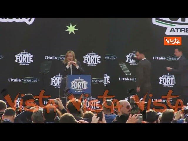 Atreju 2025, il ballo di Meloni sul palco mentre il pubblica grida: "Giorgia Giorgia"