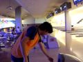 Josu jugando bowling bolos