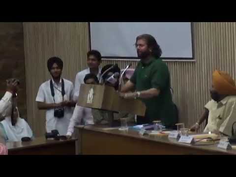 Hans Raj Hans singing in Punjabi University Patiala (24.4.2012)