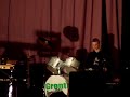Thorolf spelar trummor p� Julspexet 2006, Landsbro skola