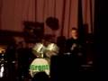 Thorolf Wetzler spelar trummor på Julspexet 2006, Landsbro skola