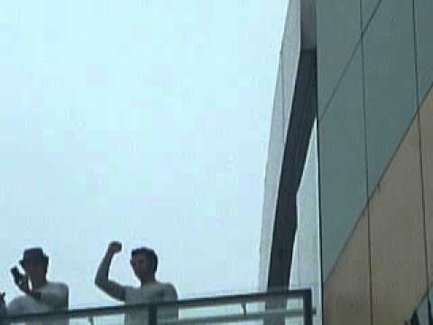 Fans de los Jonas Brothers muestran cómo las saludaron desde el hotel Marriot