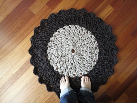 RUG - This tutorial shows you how to crochet a circular rug using t-shirt yarn. For more information: http://www.tuteate.com/2012/06/18/teje-una-alfombra-con-trapi...