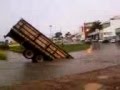 Caminhão engolido por cratera em Luziania