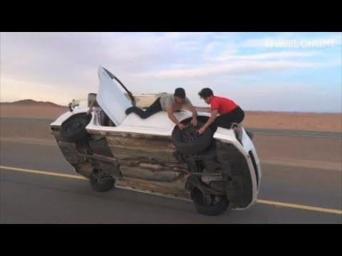 Den - Was macht Mann, wenn Mann in Saudi-Arabien wohnt und sonst nichts los ist? Mann fährt mit seinen Jungs auf die Autobahn und zeigt ein paar Zirkustricks mit d...