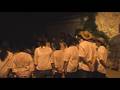 El cor de l'aula al Mas Espelt, cantant a l'alguer