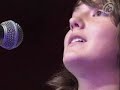 Mallu Magalhães canta 