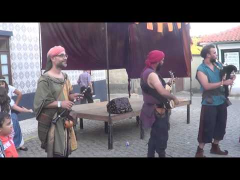 angeja - Angeja, 15/08/2014 (à tarde) Uma dançarina de DANÇAS MEDIEVAIS tem animado, desde ontem, as Ruas de Angeja, no decorrer da FEIRA MEDIEVAL, integrada nas Come...
