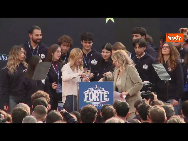 "Sto a morì", il fuori onda di Giorgia Meloni dopo 1 ora di discorso ad Atreju