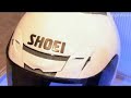 DigInfo - http://movie.diginfo.tvSHOEIのヘルメット「J-Force III」は、J-FORCEシリーズのデザイン性、コンパクト性を継承しつつ、さらなるエアロフォルムを追求。新設計シェルと各パーツのコンビネーションにより完成された、流れるようなフォルムを実現しています。中でも際立ったインパクトを放つのがエアロエッジスポイラー。SHOEIトップレーシングモデルのDNAを受け継いだ流線形のスポイラーは、J-FORCE IIIに絶妙な曲線美をもたらすと同時に、抜群の整流効果を発揮しています。その結果、J-FORCE IIIの空力特性は格段に向上し、従来のオープンフェイスモデルで感じられた、高速走行時のLIFT（浮き上がる力）やDRAG（後ろに引かれる力）を積極的に減少させる事に成功しています。また走行風の負圧効果を利用した高い排気効率で定評のボーテックスベンチレーションは従来に比べ排気効率を約20%も向上しましたシェルの構造は、ガラス繊維や3次元加工された有機繊維を複合積層した、AIM構造。強靭さと軽量性を兼ね備えた、SHOEI独自のシェル構造です。サイズはXSからXXLまでの6サイズ、カラーは7色、本体価格は42,000円です。