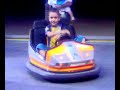 christian en los coches de choque