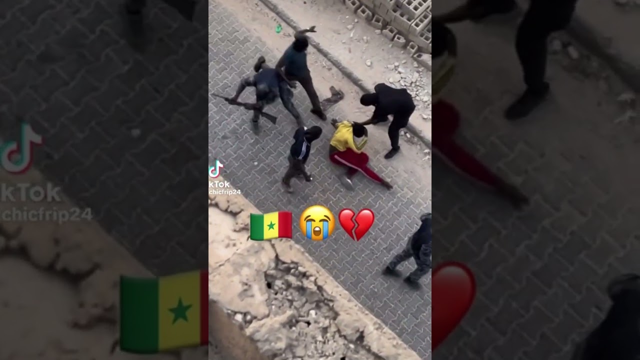 Sénégal : 2 policiers et 3 Nervis/Milices brutalisent un citoyen sénégalais sans défense.