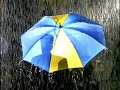il pleuvait fort sur la grand-route 
ell' cheminait sans parapluie 
j'en avais un, vol�, sans doute 
le matin m�me � un ami 
courant alors � sa rescousse 
je lui propose un peu d'abri 
en s�chant l'eau de sa frimousse 
d'un air tr�s doux, ell' m'a dit 