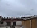 Chants Tibétains : Elles chantent en réparant le toit dun monastère