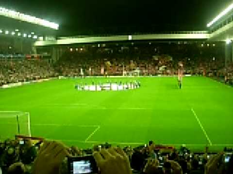 Afici&oacute;n cantando 'You�ll never walk alone' en partido ante el Real Madrid