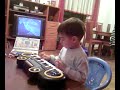 Emanuel svira piano