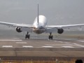 伊丹空港千里川土手横風着陸ANA B777 2