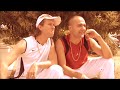 El culebra y el cabeza, dos amigos cercanos a la treintena, disfrutan de una mañana de lunes al sol mientras hacen repaso de su vida y departen sobre lo divino y lo humano. Menos mal que hay cosas que nunca cambian...