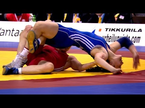 women wrestling