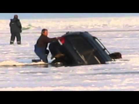 Car goes under ice. Ladoga lake, Chernoye. (Video)