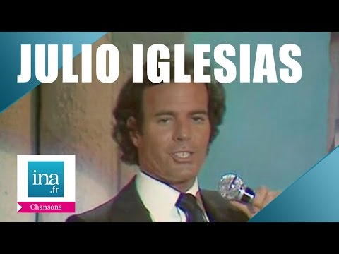 passée - 6 octobre 1979 Dans un décor plateau de Grèce antique, Julio IGLESIAS chante au micro