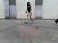 Marta haciendo conos con muletas