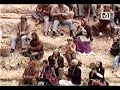 les peuplades retir�es ont parfois de bien �tranges c�r�monies. ici vous verrez un homme sauter de tr�s tr�s tr�s haut. la chute devrait etre mortelle, mais je me souviens avoir vu un documentaire sur cette coutume qui consiste a sauter et s'�craser en bas. apparement, et si ma m�moire ne me fait pas d�faut, ils s'en sortent g�n�ralement bien. n'h�sitez pas � laisser un message si votre m�moire est meilleure que la mienne et/ou si vous avez plus de renseignement sur cette coutume....