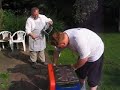 Udo Stadler grillt beim Betriebsausflug von St. Ludwig am 12. Juni 2003 im Pfarrhausgarten