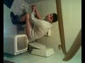 nemmeno in bagno si può stare in santa pace   