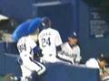08/4/22 vs阪神　ベンチ前のドアラとパオロン