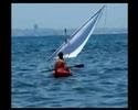 Kayak con vela latina auxiliar
