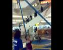malu no balanço do shopping