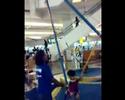malu no balanço do shopping