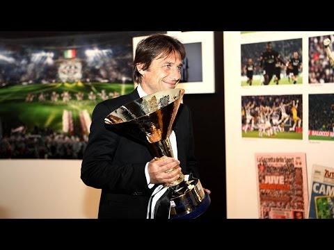 Conte e la Coppa allo Juventus Museum - Conte delivers the cup to Juventus Museum